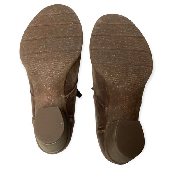 Clarks ankle bootie. Lace up Brown Oiled Nubuck, Carleta Lyon style. Size 11. - Picture 7 of 9